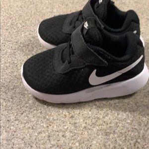 Size 6 toddler Nike tennis shoes